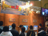 Estande da BANDAI, com Budokai 2 (PS2) à disposição do público...